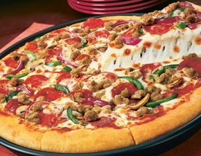 pizza de peperoni con pimientos